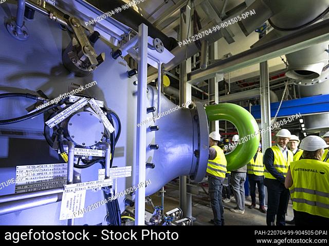 04 July 2022, Berlin: A modern high-temperature heat pump stands at the ""topping-out ceremony"" in the Vattenfall refrigeration center