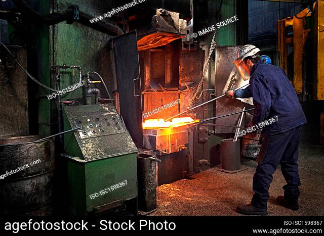 Flight bar (mining component) having been forged in big hammer, is levered off the counterblow hammer, in order to move to clipping press