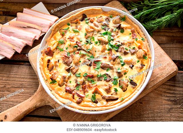 Homemade quiche lorraine with chicken, mushrooms, cheese and bacon. Tart with chicken. Chicken pie. Mushroom pie/