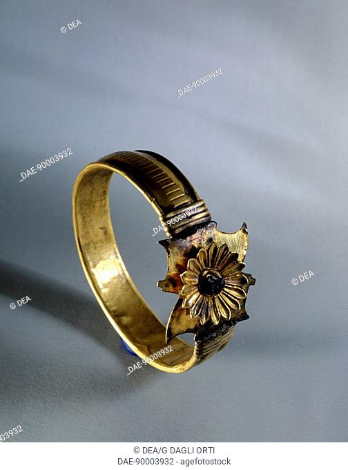 Bracelet with a flower, from Tomb IV of the Circle of Mycenae (Greece). Goldsmith art, Mycenaean Civilization, 16th Century BC