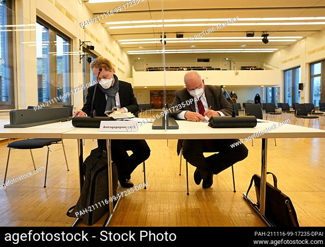 16 November 2021, Hamburg: Jan Pörksen (r), State Councillor and Head of the Senate Chancellery, sits next to Eike Westermann