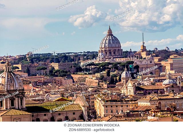 Italien, Rom mit Petersdom. Vom Denkmal Vittorio Emanuele II. aus gesehen