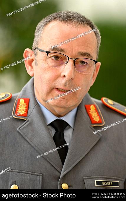 22 December 2021, Bavaria, Munich: Major General Carsten Breuer, head of the Corona Crisis Staff in the Chancellor's Office