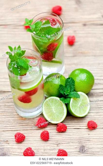 sommerliches erfrischungsgetränk limonade mit limette