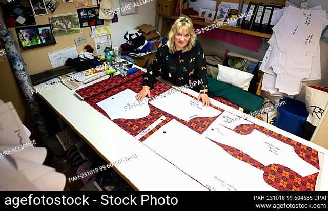 11 October 2023, Lower Saxony, Embsen: Anja Backert lays out patterns on a sheet of fabric. Fashion can be something very individual