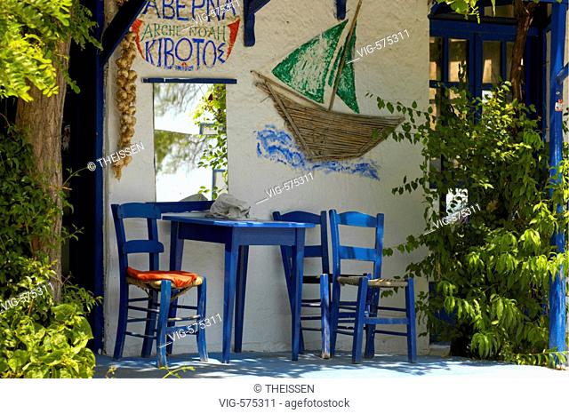 Greece, Macedonia, Chalkidiki, Sithonia, Sßrti, open-air restaurant kafenion cafe with typical greek flair in blue and white colours. - 23/05/2006