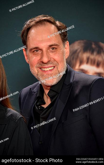 05 April 2022, North Rhine-Westphalia, Cologne: Actor Thomas Loibl comes to the premiere of the film "" Enclosed Society "" which will be in cinemas from 14