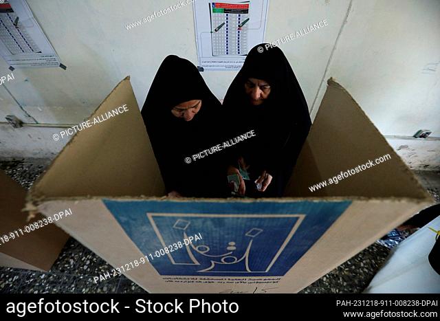 18 December 2023, Iraq, Baghdad: Iraqi women cast their votes in the first provincial council elections in a decade at a polling station