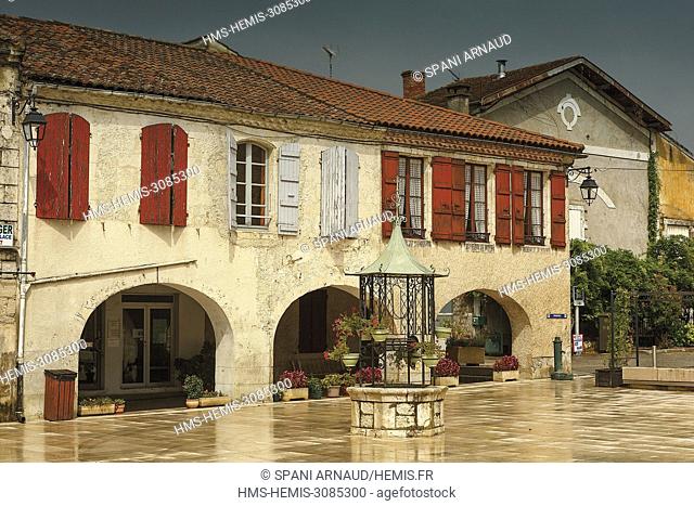 France, Gers, Valence sur Baise, place and covered of the bastide