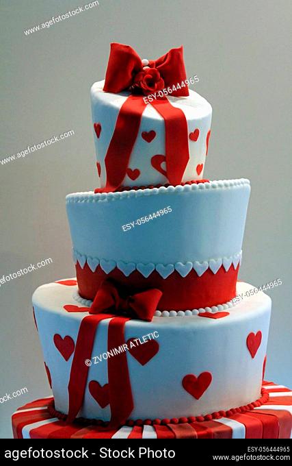 Delicious decorated wedding cake