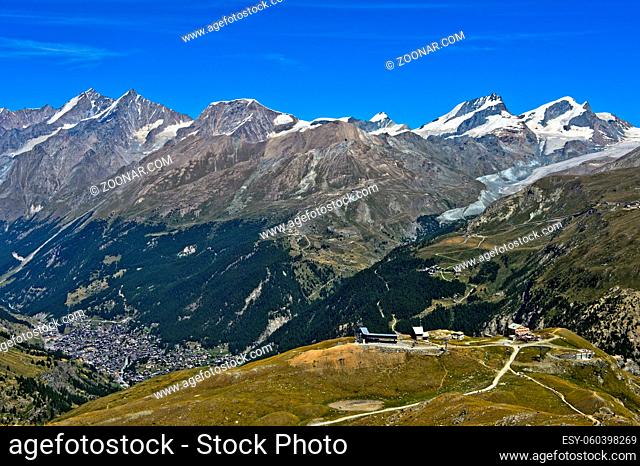 Matterhorn-Express Seilbahnstation und Hotel Schwarzsee vor dem Walliser Alpen, im Tal der Ort Zermatt, Wallis, Schweiz / Matterhorn-Express cable car station...