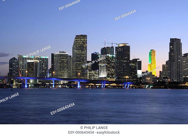 Downtown Miami Skyline bei Nacht, Florida USA