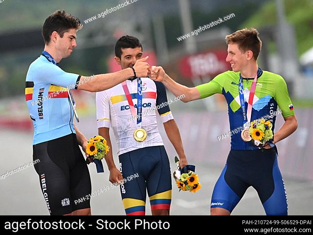 24 July 2021, Japan, Oyama: Cycling: Olympics, Tokyo - Oyama (234.00km), men, road race. Gold medallist Richard Carapaz Montenegro (M) from Ecuador and silver...
