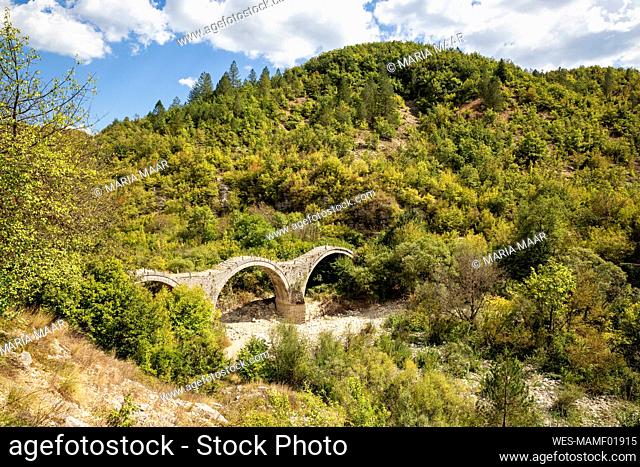 Greece, Epirus, Zagori, Kalogeriko Bridge in Vikos-Aoos National Park during summer