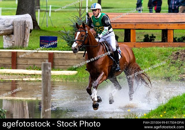 03 October 2020, Lower Saxony, Luhmühlen: Equestrian sport/diversity: German championship, individual, cross-country. The Australian eventer Andrew Hoy on...