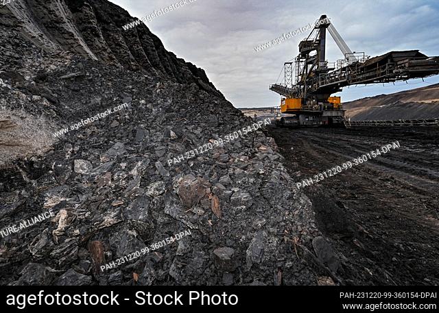 PRODUCTION - 19 December 2023, Brandenburg, Jänschwalde: Huge lignite mining equipment stands at the coal seam in the Jänschwalde opencast lignite mine operated...
