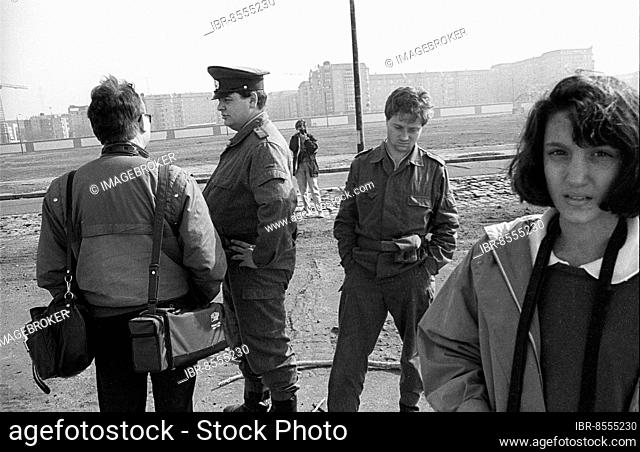 GDR, Berlin, 16. 03. 1990, Wall between Potsdamer Platz and the Brandenburg Gate, border guards and tourists