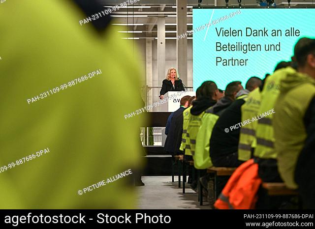 09 November 2023, Saxony-Anhalt, Bernburg: Roswitha Heiland (back M), Vice President of Avnet Inc., speaks at the topping-out ceremony for the shell of the US...
