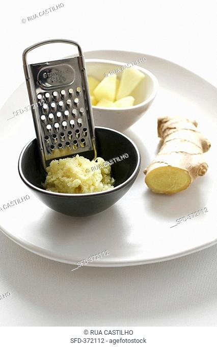 Grated ginger and ginger root