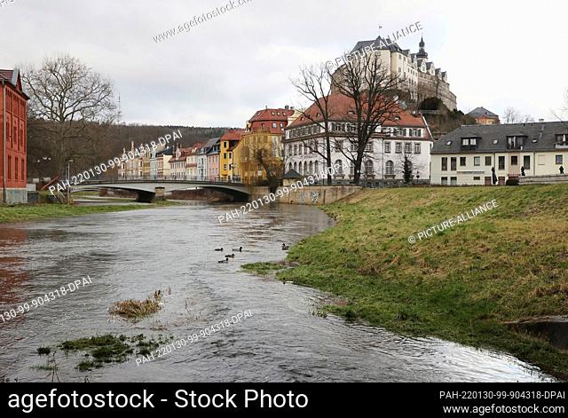 30 January 2022, Thuringia, Greiz: Heavily clouded is the sky at the White Elster, in the background the upper castle. Changeable weather is predicted for the...