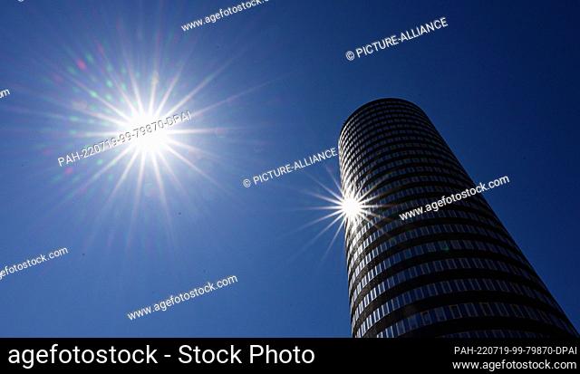 19 July 2022, Thuringia, Jena: The sun shines from a cloudless sky and is reflected in the glass of the JenTower. Temperatures above the 30 degree mark were...