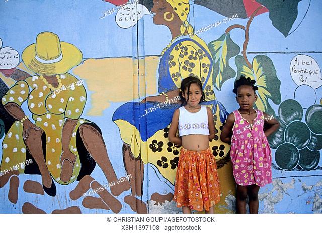 petites filles devant une peinture murale, Le Robert Ile de la Martinique Departement et Region d'Outremer francais Archipel des Antilles Caraibes//littles...
