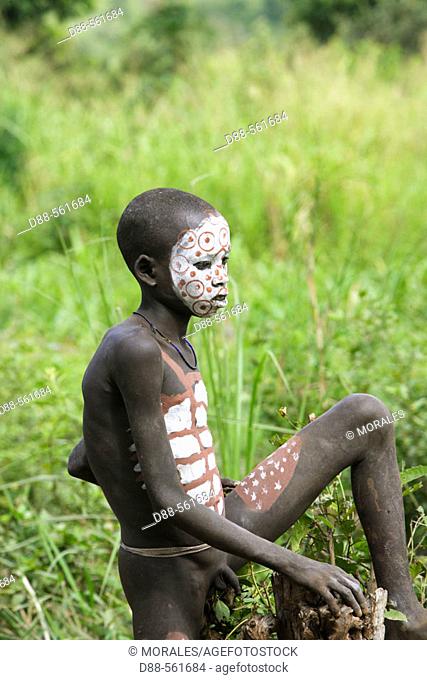 Make-up. Surma child. Near Kibish. Ethiopia