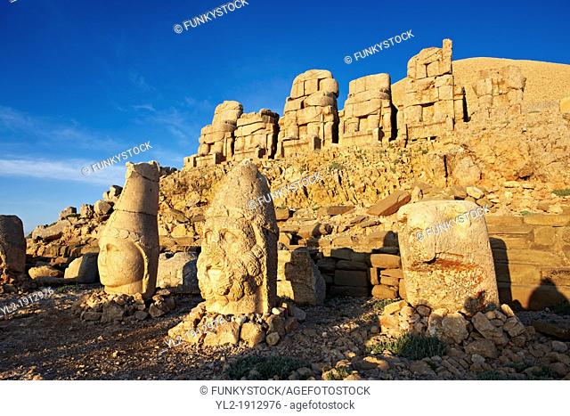 Pictures of the statues of around the tomb of Commagene King Antochus 1 on the top of Mount Nemrut, Turkey Stock photos & Photo art prints In 62 BC