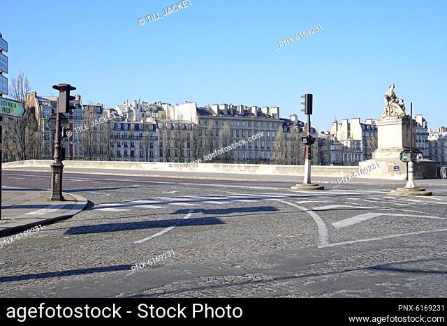 France, Paris (1st arr.) 04/01/20. Pont du Carrousel completely empty following the confinement of the population to fight the COVID-19 pandemic