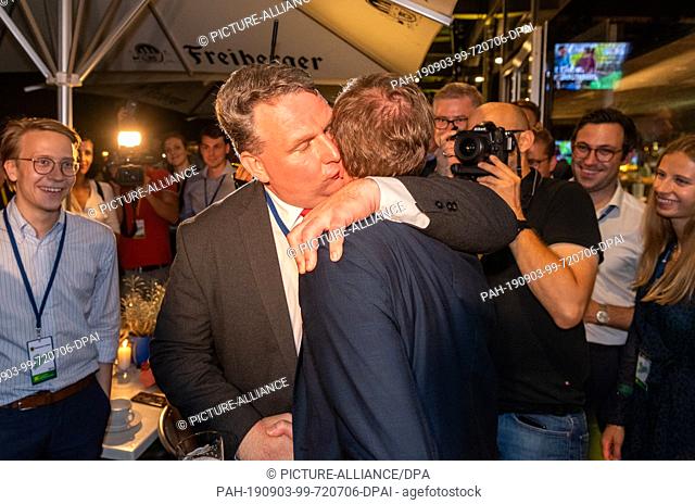 01 September 2019, Saxony, Dresden: Christian Hartmann (l), parliamentary party leader of the CDU Saxony, embraces Michael Kretschmer