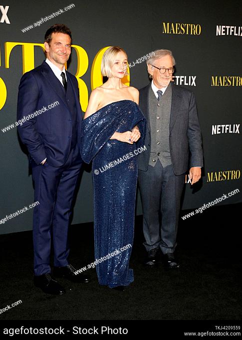 Bradley Cooper, Carey Mulligan y Steven Spielberg en el "Maestro" de Netflix, celebrado en el Museo de la Academia en Los Ángeles