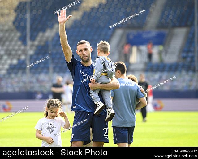 final jubilation BO, Ivan ORDETS (BO) with child in his arms, family, children, football 1st Bundesliga, 32nd matchday, VfL Bochum (BO) - FC Augsburg (A) 3: 2