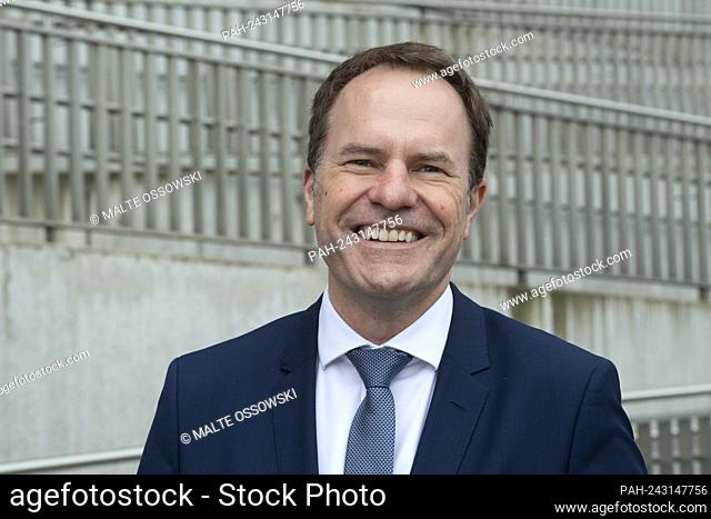 Stephan KELLER, Lord Mayor of the City of Duesseldorf, portrait, portrÃ-t, portrait, cropped single image, single motif, Prime Minister Armin Laschet visits the...