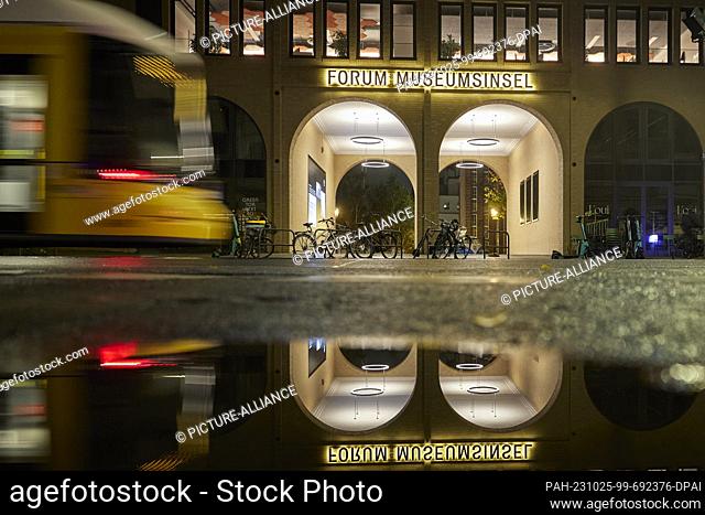 25 October 2023, Berlin: Early morning view of the entrance to the ""Forum Museumsinsel"" on Oranienburger Straße. Photo: Joerg Carstensen/dpa