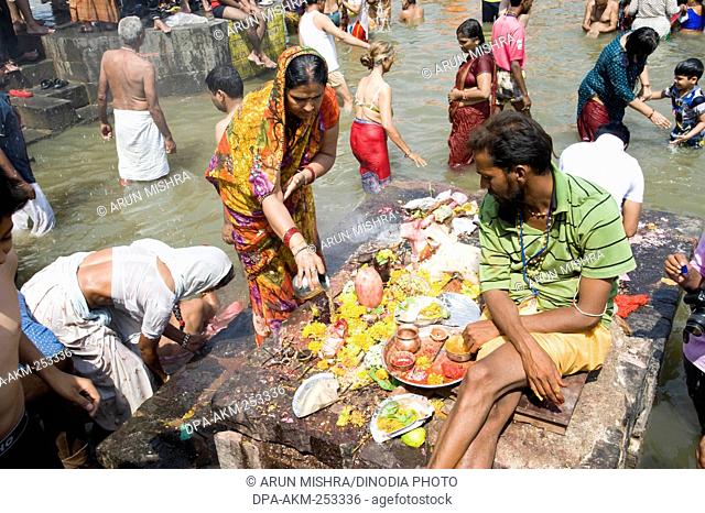 Pilgrims worship shivling, kumbh mela, madhya pradesh, india, asia