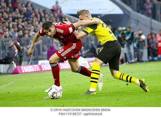 Javi (Javier) MARTINEZ (# 8, M) in duels with Jakob Bruun LARSEN (# 34, DO). Soccer, FC Bayern Munich (M) - Borussia Dortmund (DO) 5: 0, Bundesliga, 28