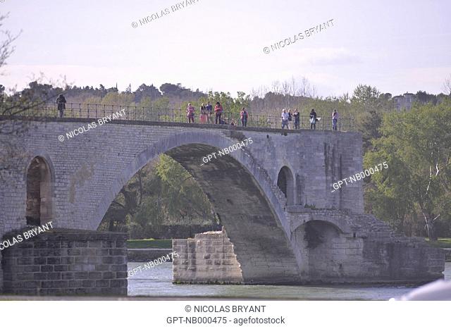 THE PONT ALEXANDRE III BRIDGE CROSSES THE SEINE BETWEEN THE 7TH AND 8TH ARRONDISSEMENT, PARIS (75), ILE-DE-FRANCE, FRANCE