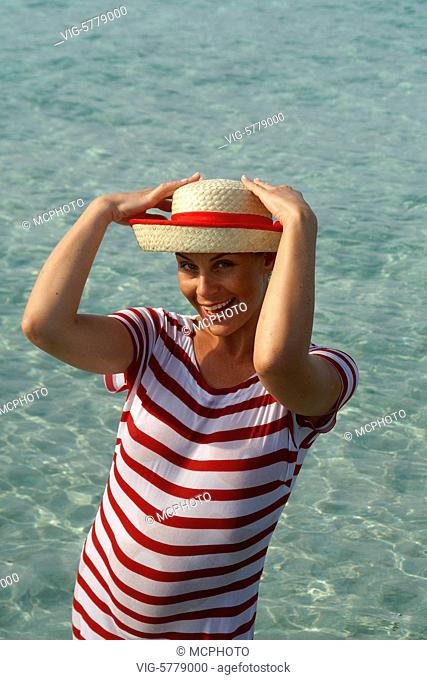 Frau mit gestreiftem Kleid am Meer, Mittelmeer 2005 - Formentera, Balearen, Spain, 19/10/2005