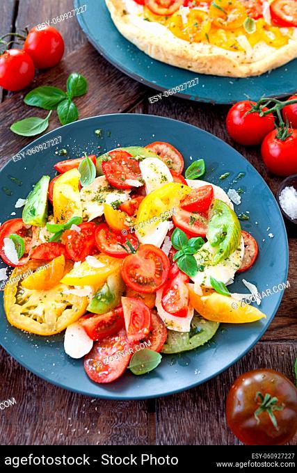 Frischer Caprese Salat mit bunten Tomaten und Mozzarella Kaese