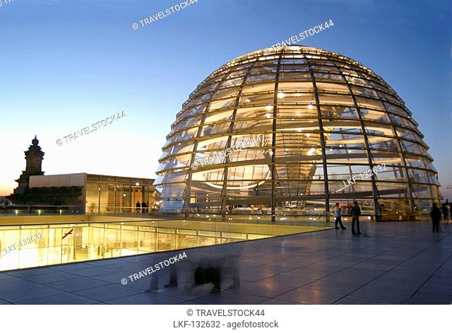 Berlin Reichstag building, roff top, dome bys Norman Forster