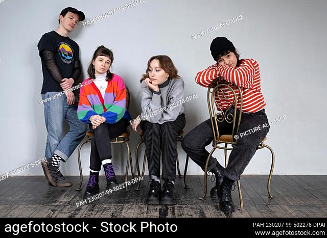 PRODUCTION - 31 January 2023, Saxony, Chemnitz: Nino Cutino (l-r), Anja Jurleit, Svenja Schwalm and Maria Costantino from the indie pop band Power Plush sit in...