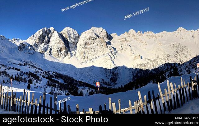 View of the Schlicker Spitzen in the ski resort Schlick 2000 in the Stubaital with fence in the foreground, winter landscape, nature, mountains, Stubaital
