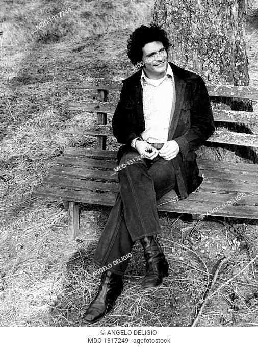 Tony Musante posing. The American actor Tony Musante (Anthony Peter Musante) posing smiling in a park. Cortina, 1970s