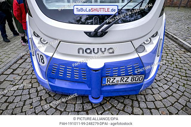 10 October 2019, Schleswig-Holstein, Lauenburg: The TaBuLa-Shuttle drives during the test drive through the old town of Lauenburg