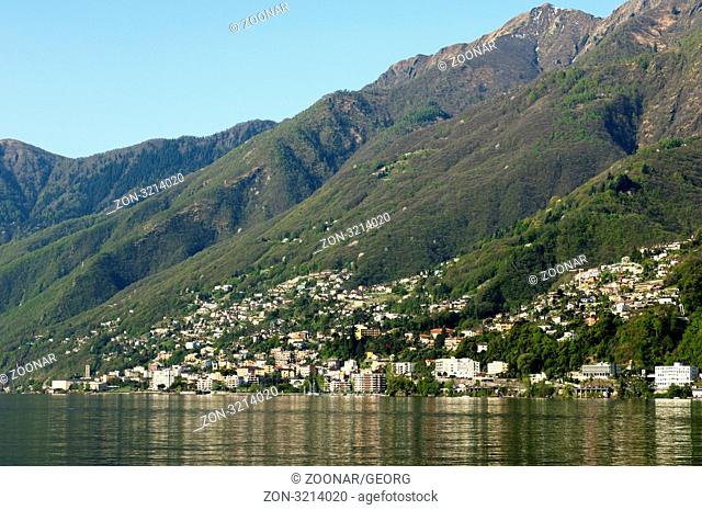 Der Ort Brissago zwischen Tessiner Alpen und Lago Maggiore, Tessin, Schweiz / The town of Brissago between the Ticinese Alps and the lake Lago Maggiore, Ticino