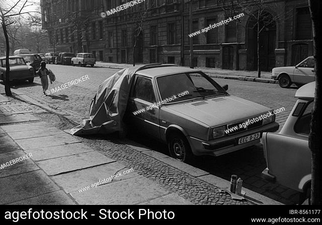 Germany, Berlin, 14. 03. 1991, covered car in the Christinenstraße . © Rolf Zoellner, Europe