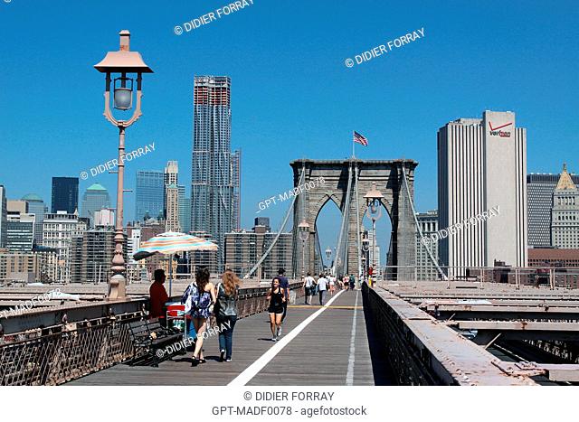 PEDESTRIAN FOOTBRIDGE ON THE BROOKLYN BRIDGE, NEW YORK CITY, NEW YORK STATE, UNITED STATES