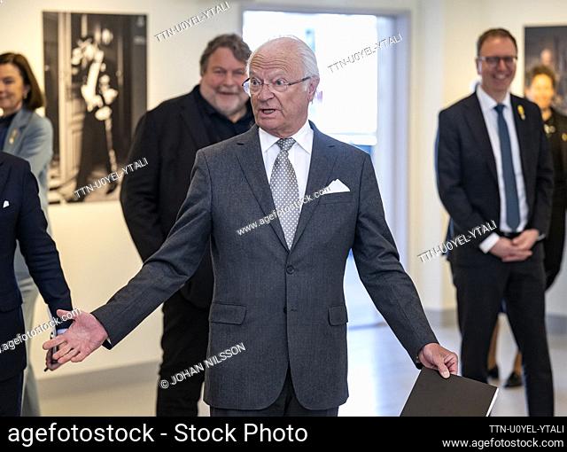 KARLSKRONA, SVERIGE 20230420 Kung Carl Gustaf vid besöket på Blekinge Museum där kungaparet tittade på utställningen '50 år på tronen – genom blekingarnas ögon'...