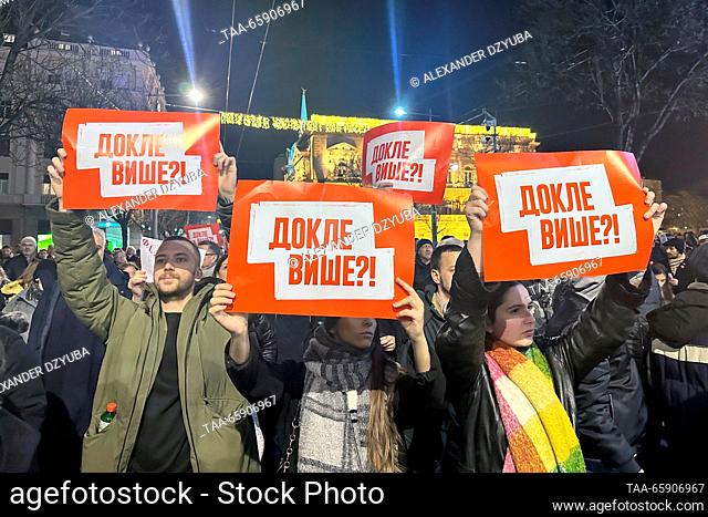 SERBIA, BELGRADE - 19 de diciembre de 2023: Los partidarios de la coalición de oposición de Serbia contra la violencia participan en una protesta fuera del...