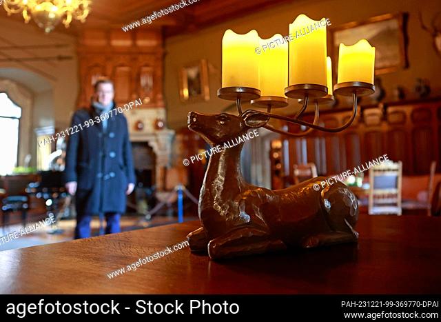20 December 2023, Saxony-Anhalt, Wernigerode: Christmas table decorations can be found in the former living rooms of the princely family of Stolberg-Wernigerode